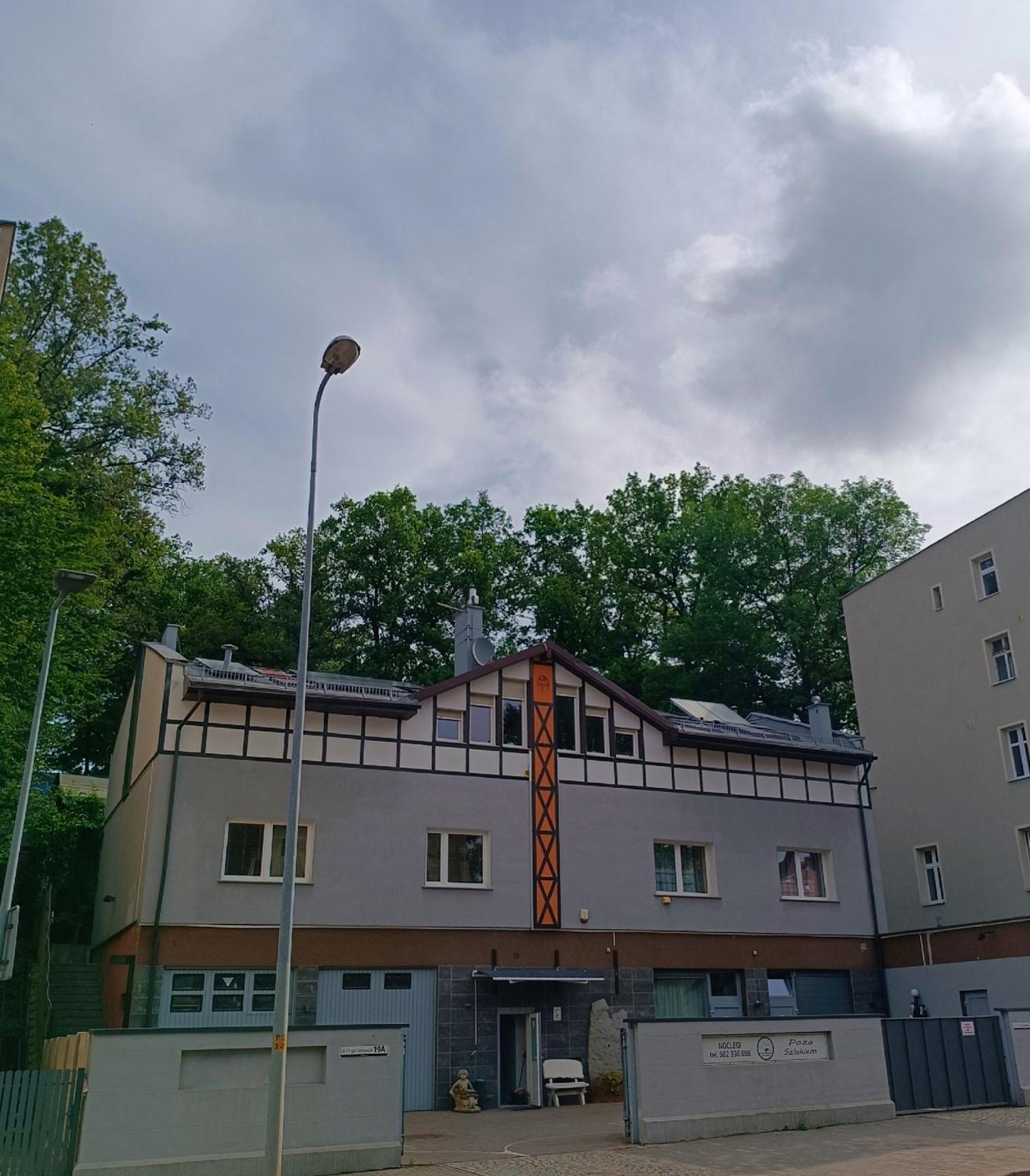 Noclegi "Poza Szlakiem" Wałbrzych Esterno foto
